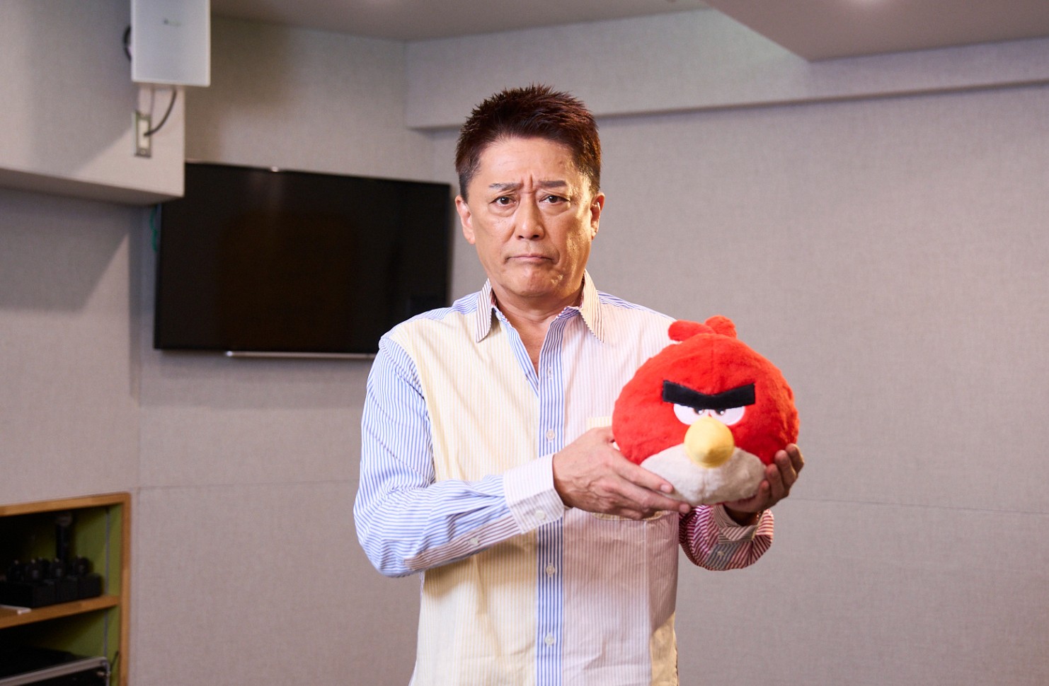 レッドのぬいぐるみを手にする坂上忍