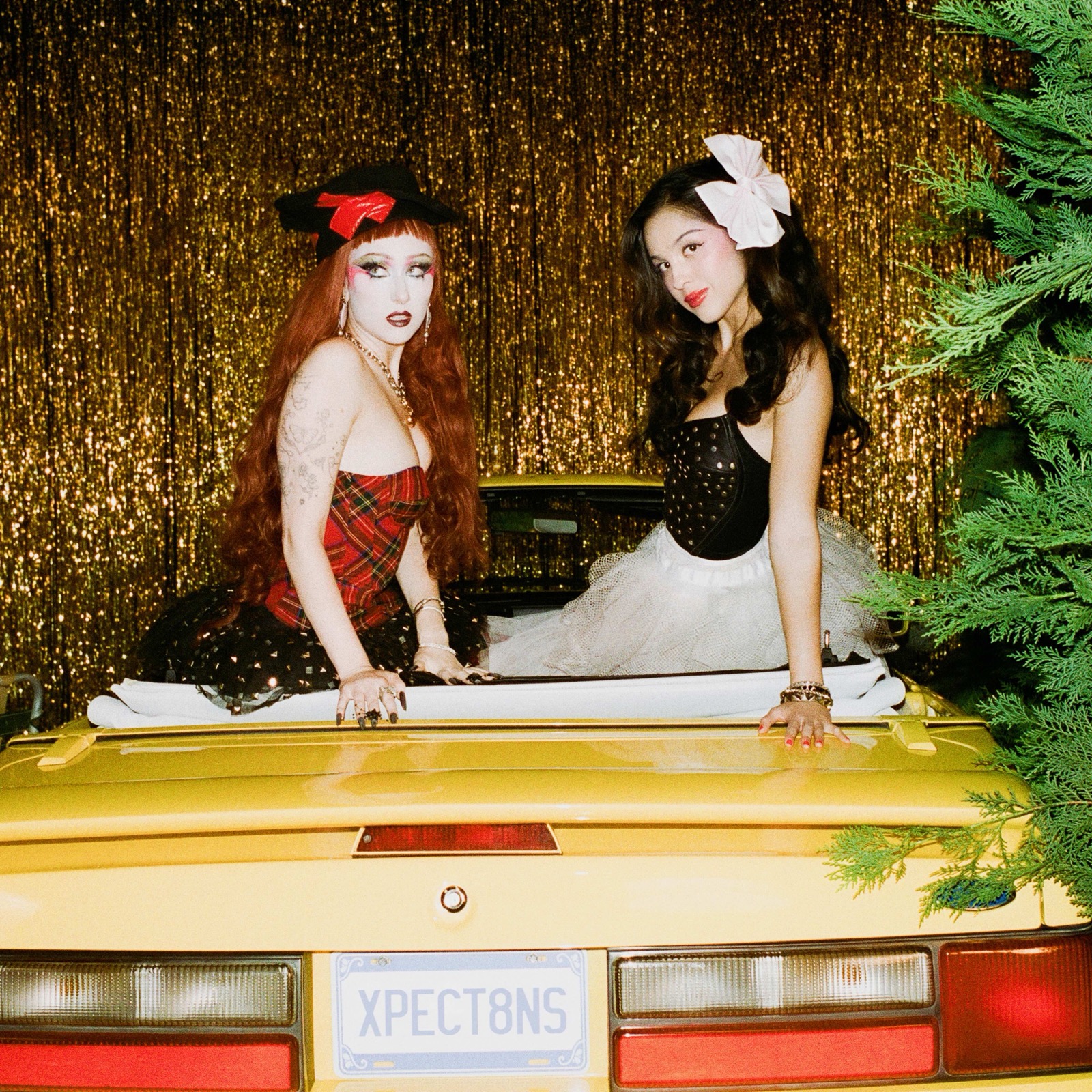 「expectations (Remix) feat. Chappell Roan」アートワーク