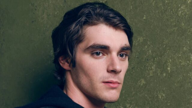 『ブレイキング・バッド』の息子役、RJ・ミットが34歳で死去