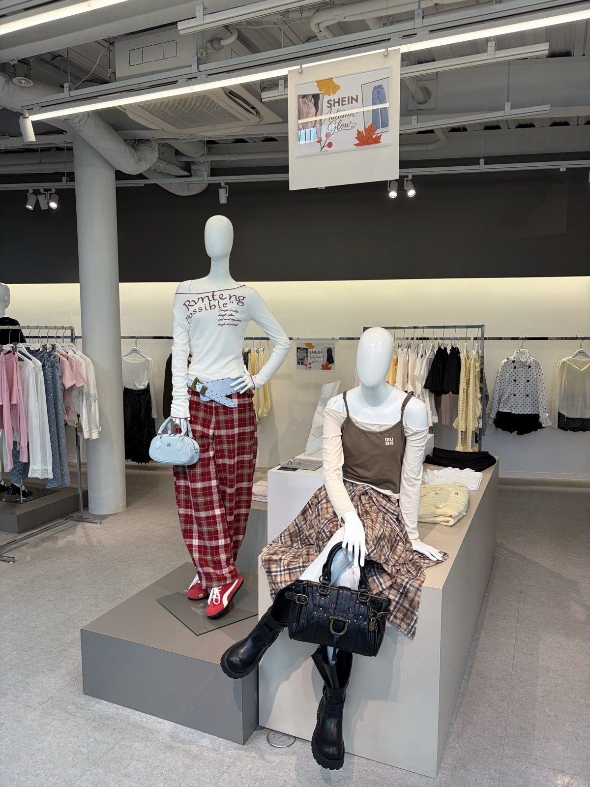 秋のトレンドアイテムを展示する「SHEIN TOKYO」の店内