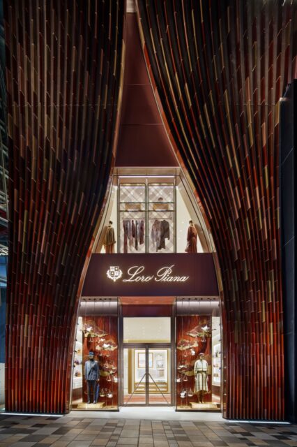 1,400枚のテラコッタが“緞帳”に。ロロ・ピアーナ表参道店オープン