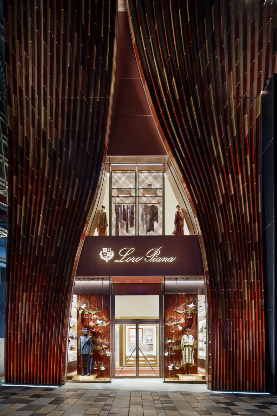 1,400枚のテラコッタが“緞帳”に。ロロ・ピアーナ表参道店オープン