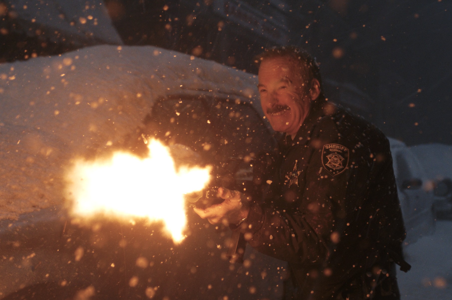 映画『NORMAL/ノーマル』吹雪の中で銃を撃つユリシーズ