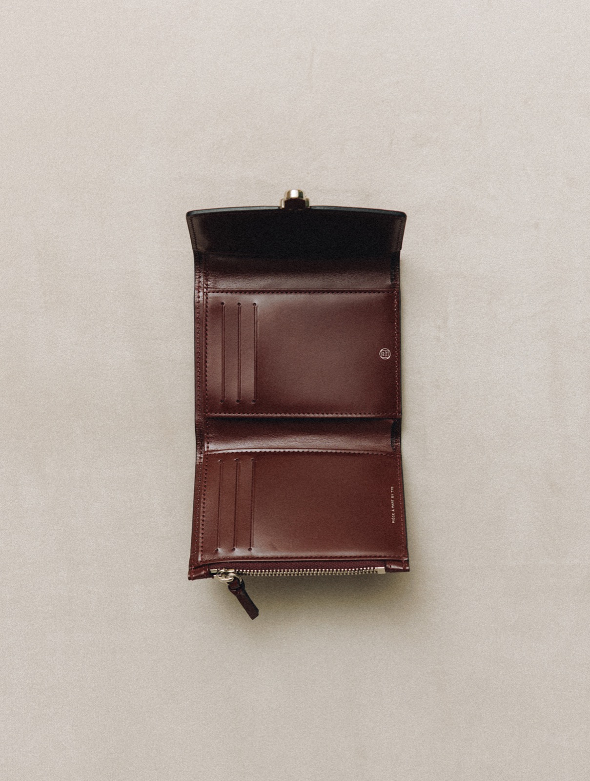 日本限定バーガンディのPortefeuille Loquet