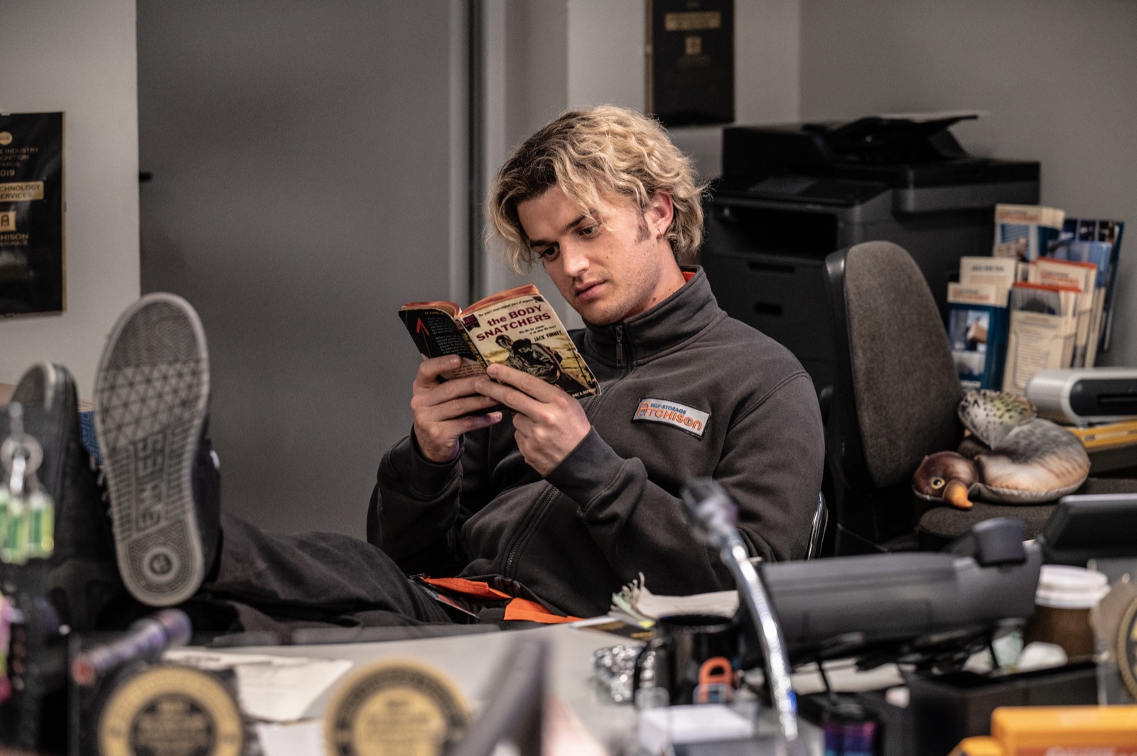 映画『アンダー・ストレージ／未知なる脅威』夜勤中に本を読むティーケイク