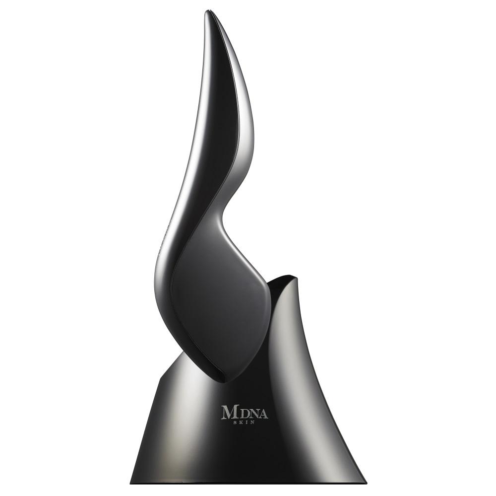 磁石で吸着する新感覚！マドンナが手掛けるMDNAがフェイスマスクを発売