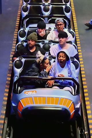 ディズニーランドで楽しむアリアナ・グランデ