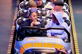 ディズニーランドで楽しむアリアナ・グランデ
