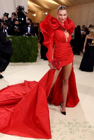 カーリー・クロス：Carolina Herrera