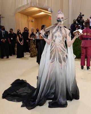 グライムス：Iris Van Herpen