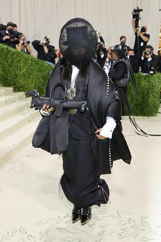 エリカ・バドゥ：Thom Browne