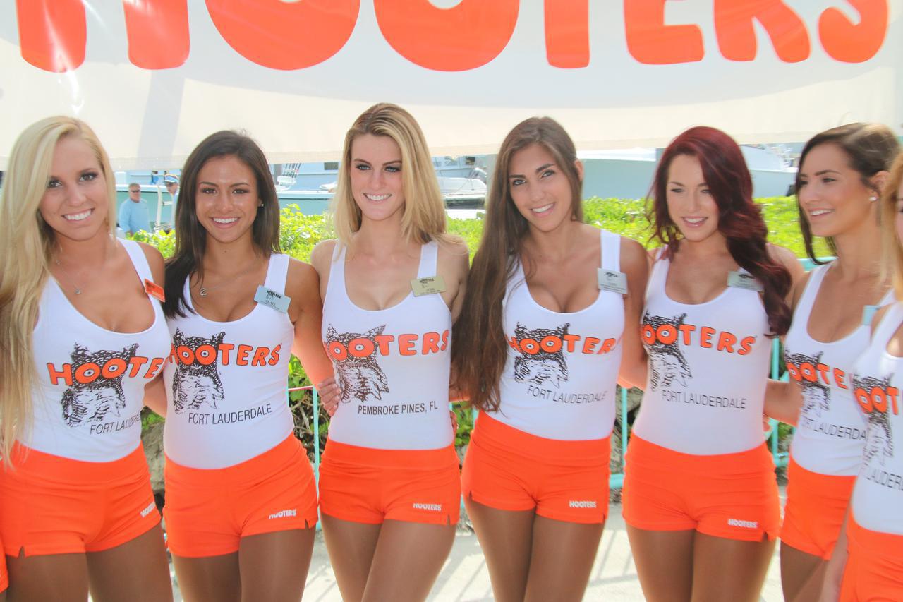 フーターズ、“新ショーツ”に従業員から「まるで下着」との声が