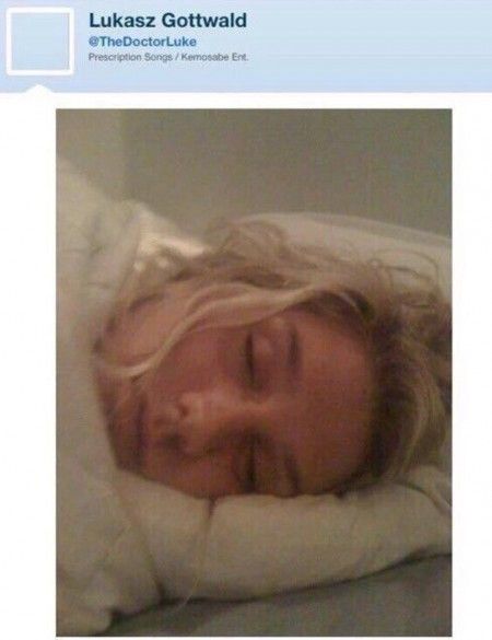 ドクター・ルークがツイートしたケシャの寝顔の写真。