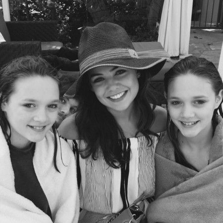 ルイの妹デイジー（左）はダニエルについて「すごく可愛くて優しい」とSNSで絶賛していた。©Daisy Tomlinson Deakin