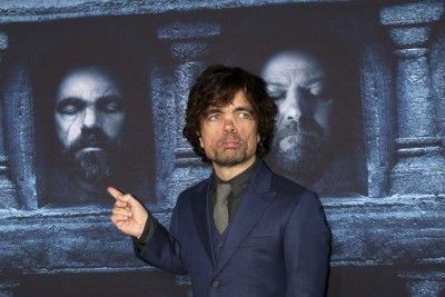 ティリオン役のピーター・ディンクレイジが、自分の顔を見つけて一緒にポーズ。