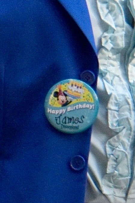 誕生日の来場者がもらえるバースデーバッジもしっかり着けていた。