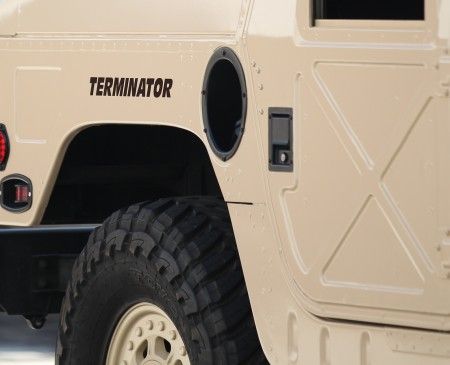 車の横側には「ターミネーター」の文字が。