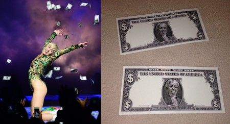 ツアーで観客にばら撒いた偽札は、現在eBayなどのオークションに出されている希少品。