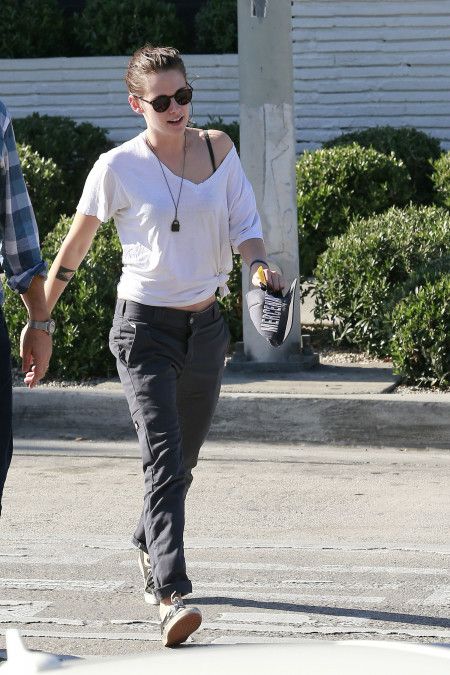 クリステン・スチュワート　 Kristen Stewart　ファッション　Vans　ヴァンズ　ボーイッシュ　Tシャツ　裾結ぶ