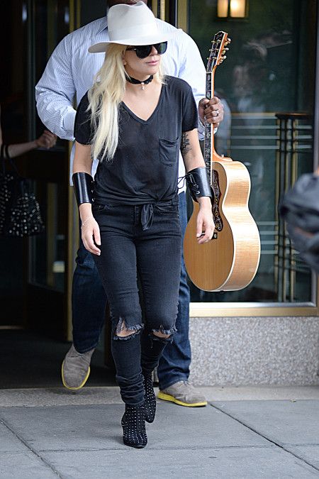 レディー・ガガ　Lady Gaga 　Saint Laurent　サンローラン　Tシャツ　裾結ぶ