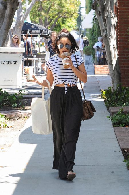 ヴァネッサ・ハジェンズ　Vanessa Hudgens　ファッション　Tシャツ　裾結ぶ