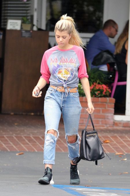 ソフィア・リッチー　Sofia Richie 　ファッション　Tシャツ　裾結ぶ