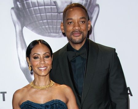 女優のジェイダ・ピンケットと1997年に結婚。二人の子供ジェイデン・スミス、ウィロウ・スミスを育てた。