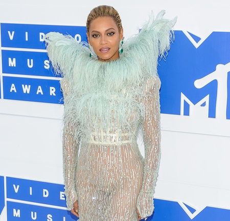 ラッパーのジェイ・Ｚと18歳の時に出会い、19歳の時に交際に発展。その後結婚して、今年で結婚8周年を迎えた。