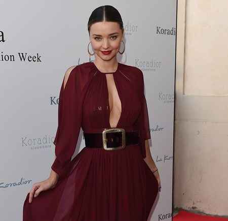 2016年7月にSNSアプリ「スナップチャット」の創設者エヴァン・スピーゲルとの婚約を発表。