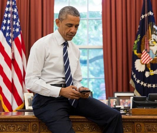 バラク・オバマ大統領 ホワイトハウス 執務室 携帯電話 スマホ