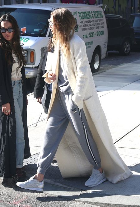 ジジ・ハディッド　Gigi Hadid 　コート　アウター　長すぎる　引きずる　セレブ　ファッション　スタイル　冬　おもしろ　白コート　海外