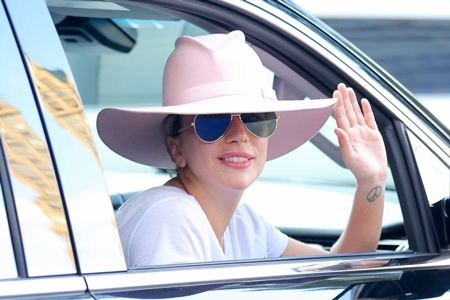 レディー・ガガ　Lady Gaga　2年ぶりの来日　機内の持込荷物　ギター　マイク　ハロウィン　