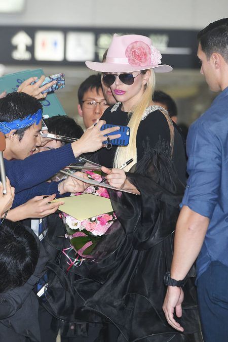 レディー・ガガ Lady Gaga 来日 成田空港