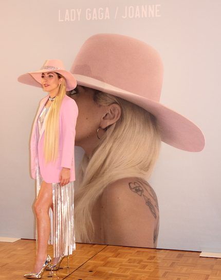 レディー・ガガ　Lady Gaga　来日　合同質問会