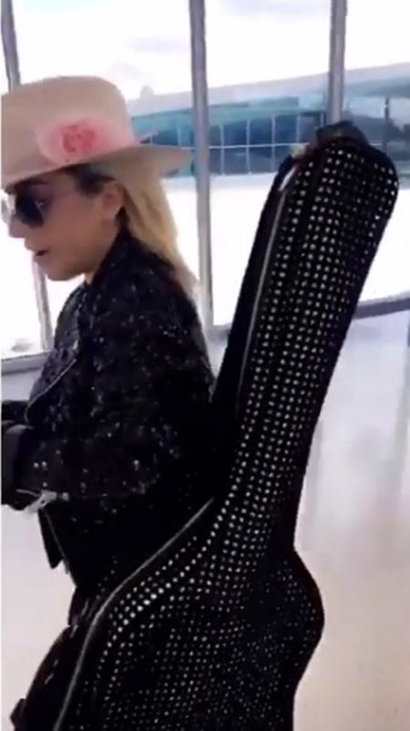 レディー・ガガ　Lady Gaga　2年ぶりの来日　機内の持込荷物　ギター　マイク　ハロウィン　