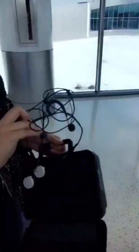レディー・ガガ　Lady Gaga　2年ぶりの来日　機内の持込荷物　ギター　マイク　ハロウィン　