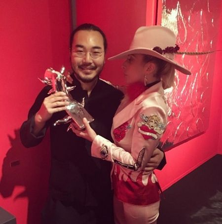 レディー・ガガ　 Lady Gaga 　来日　舘鼻則孝 呪力の美学　舘鼻則孝　ヒールなしシューズ　南青山　展覧会　PR活動　アルバム　ジョアン　旧友と再会