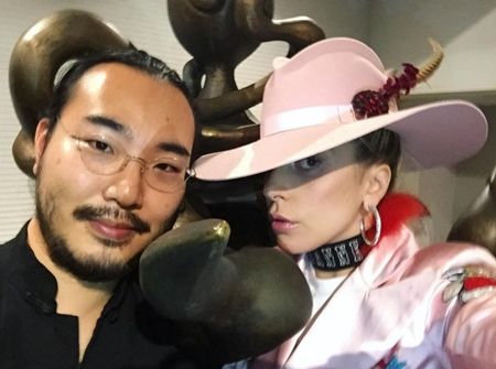 レディー・ガガ　 Lady Gaga 　来日　舘鼻則孝 呪力の美学　舘鼻則孝　ヒールなしシューズ　南青山　展覧会　PR活動　アルバム　ジョアン