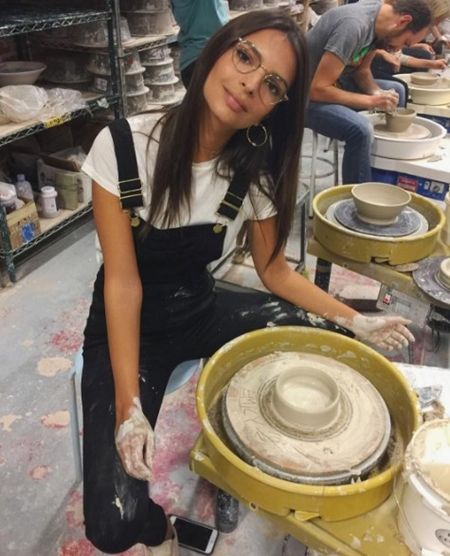 エミリー・ラタコウスキー　Emily Ratajkowski　ギークめがね　おたく風めがね　トレンド　海外セレブ　ファッション　細フレーム×ティアドロップ型　今年風