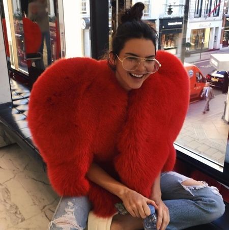 ケンダル・ジェナー　Kendall Jenner　ギークめがね　おたく風めがね　トレンド　海外セレブ　ファッション　細フレーム×ティアドロップ型　今年風