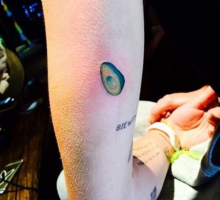 マイリー・サイラス アボカド タトゥー