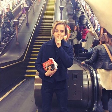エマ・ワトソン　Emma Watson ロンドン　地下鉄　本　配る
