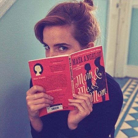 エマ・ワトソン　Emma Watson ロンドン　地下鉄　本　配る