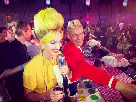 ケイティ・ペリー Katy Perry ハロウィン バースデー パーティ パイ 早食い ゲーム