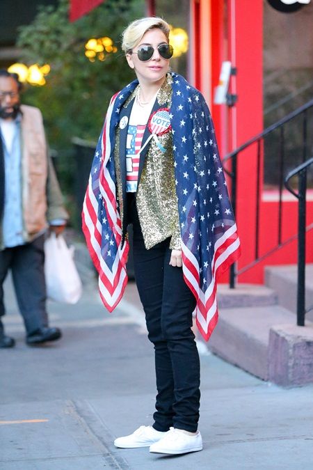 レディー・ガガ Lady Gaga 愛国ファッション 投票 大統領選