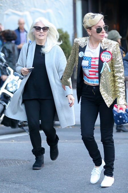 レディー・ガガ Lady Gaga 愛国ファッション 投票 大統領選