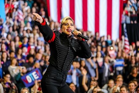 レディー・ガガ Lady Gaga 愛国ファッション 投票 大統領選