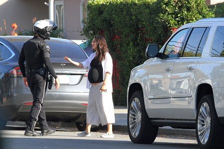 ミラ・クニス　Mila Kunis 妊娠　大きなお腹