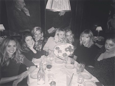 テイラー・スウィフト　アメリカ大統領選　カーラ・デルヴィーニュ　Taylor Swift Cara Delevingne