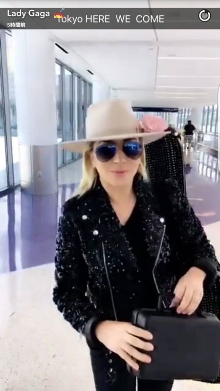 レディー・ガガ　Lady Gaga　2年ぶりの来日　機内の持込荷物　ギター　マイク　ハロウィン　